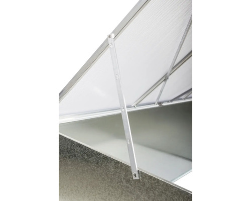 Detailní záběr na nastavitelnou hliníkovou podpěrnou tyč pro víko skleníku s několika zářezy pro větrání.