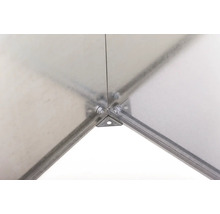 Detailní záběr na kovový rohový spoj se šrouby a maticemi, detail stabilní konstrukce.