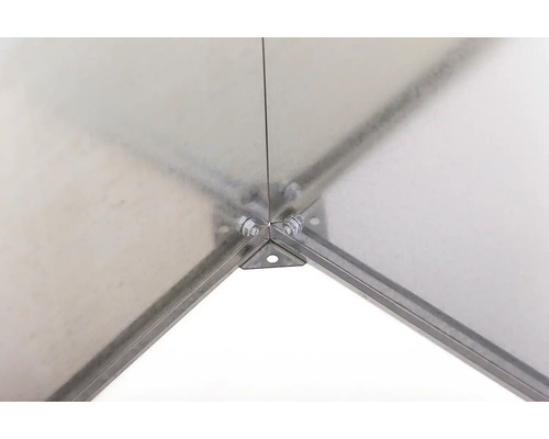 Detailní záběr na kovový rohový spoj se šrouby a maticemi, detail stabilní konstrukce.