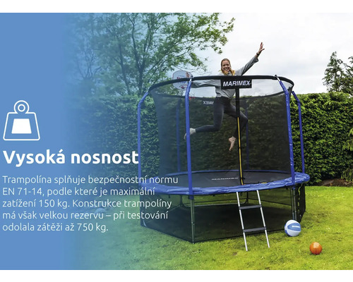 Zahradní trampolína Marimex s vysokou nosností, ochrannou sítí, žebříkem a basketbalovým košem v prosvětlené zahradě s hrající si osobou.