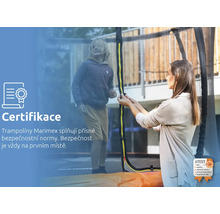 Žena u trampolíny Marimex s ochrannou sítí a skákajícím dítětem s informacemi o bezpečnostních normách a certifikaci.