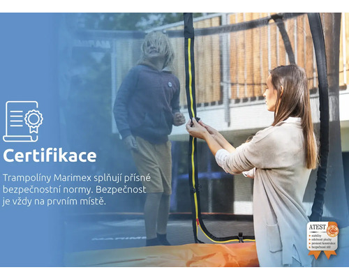 Žena u trampolíny Marimex s ochrannou sítí a skákajícím dítětem s informacemi o bezpečnostních normách a certifikaci.