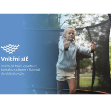 Dívka na trampolíně s vnitřní ochrannou sítí, která zabraňuje vypadnutí a kontaktu s pružinami.