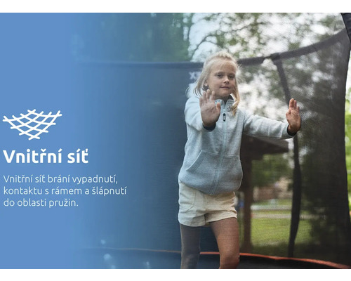 Dívka na trampolíně s vnitřní ochrannou sítí, která zabraňuje vypadnutí a kontaktu s pružinami.