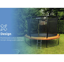 Trampolína Marimex s ochrannou sítí a žebříkem na zahradě, rám z pozinkované oceli s černým nátěrem.
