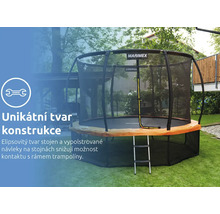 Trampolína Marimex s elipsovitou konstrukcí, ochrannou sítí a žebříkem na světlé zahradě. Marimex Logo.