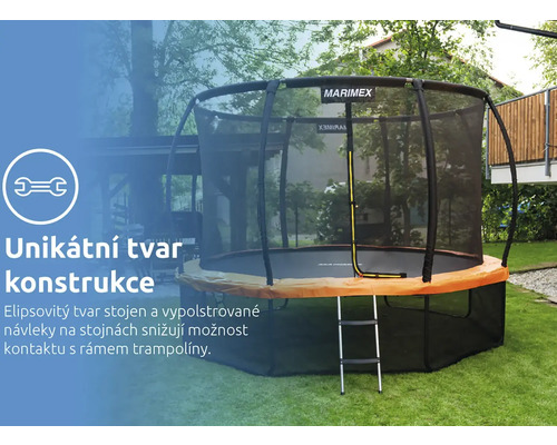 Trampolína Marimex s elipsovitou konstrukcí, ochrannou sítí a žebříkem na světlé zahradě. Marimex Logo.