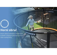 Dívka skáče na trampolíně Marimex s ochrannou sítí a pevnou horní obručí z masivních trubek pro zvýšení stability.