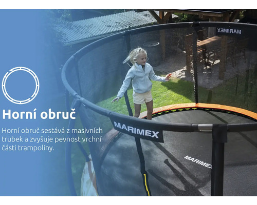 Dívka skáče na trampolíně Marimex s ochrannou sítí a pevnou horní obručí z masivních trubek pro zvýšení stability.