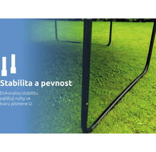 Kovová noha trampolíny ve tvaru písmene U pro stabilitu na trávníku.