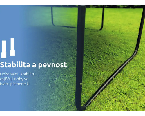 Kovová noha trampolíny ve tvaru písmene U pro stabilitu na trávníku.