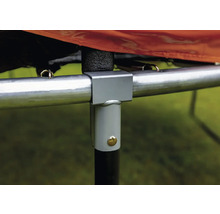Detailní záběr na T-spoj na rámu zahradní trampolíny z pozinkované oceli.