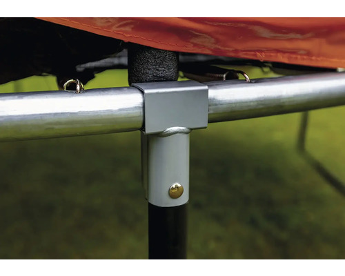 Detailní záběr na T-spoj na rámu zahradní trampolíny z pozinkované oceli.