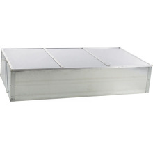 Kovové pařeniště s průhlednými polykarbonátovými deskami.