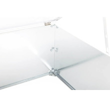 Detailní pohled na vnitřní roh kovového pařeniště se šroubovými spoji a pantem.