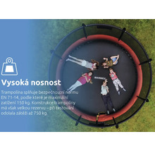 Pohled shora na zahradní trampolínu s ochrannou sítí a pěti dětmi na skákací ploše, Marimex Logo, symbol pro vysokou nosnost.