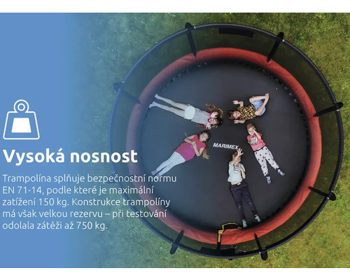 Pohled shora na zahradní trampolínu s ochrannou sítí a pěti dětmi na skákací ploše, Marimex Logo, symbol pro vysokou nosnost.