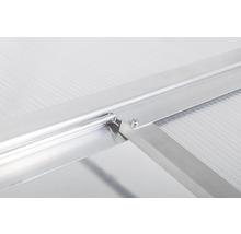 Detailní pohled na upevnění okna skleníku s hliníkovým profilem a polykarbonátovou komůrkovou deskou.