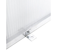 Detailní záběr na polykarbonátovou dutinkovou desku připevněnou k rámu pomocí kovového úhelníku a šroubu.