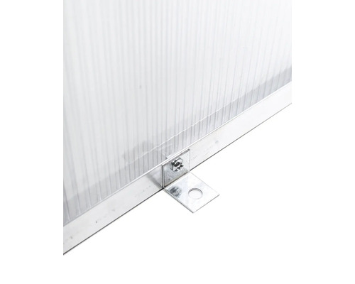 Detailní záběr na polykarbonátovou dutinkovou desku připevněnou k rámu pomocí kovového úhelníku a šroubu.