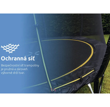 Detailní záběr na ochrannou síť trampolíny se vstupem na zip.
