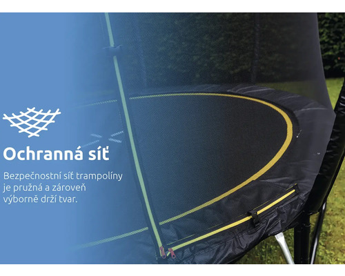 Detailní záběr na ochrannou síť trampolíny se vstupem na zip.