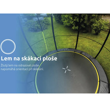 Skákací plocha trampolíny se žlutým lemem pro orientaci při skákání na zahradě.