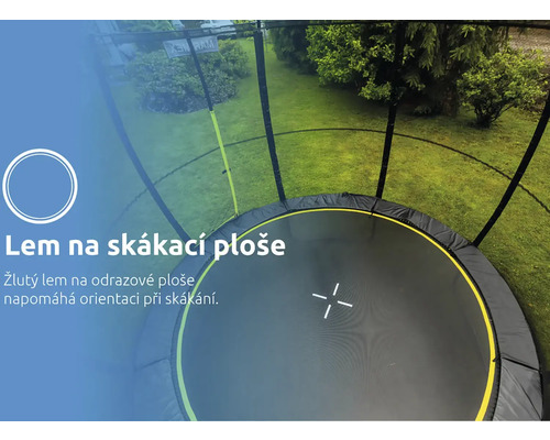 Skákací plocha trampolíny se žlutým lemem pro orientaci při skákání na zahradě.