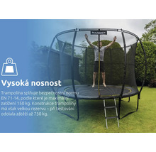 Trampolína Marimex s ochrannou sítí a žebříkem na zahradě, skákající osoba, splňuje normu EN 71-14, maximální nosnost 150 kilogramů.