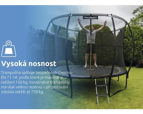 Trampolína Marimex s ochrannou sítí a žebříkem na zahradě, skákající osoba, splňuje normu EN 71-14, maximální nosnost 150 kilogramů.