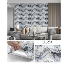 Samolepicí nástěnný panel s mramorovým dekorem a zlatými prvky, v moderním obývacím pokoji a detail lepicí zadní strany.