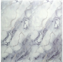 Povrch ve vzhledu mramoru s bílým a šedým žilkováním.