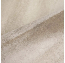 Detailní záběr dlaždice se strukturovaným povrchem v dekoru kamene a zkosenou hranou.