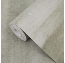 Vliesová tapeta v designu betonu, částečně rozvinutá role tapety se strukturou.