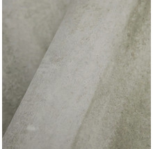 Detailní pohled na tapetu se strukturovaným betonovým efektem.