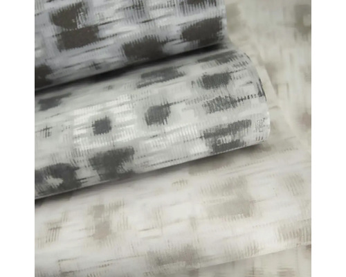 Vliesová tapeta s abstraktním vzorem ikat a strukturovaným povrchem.