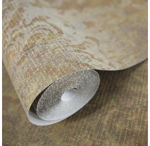 Detailní záběr role vliesové tapety se strukturovaným povrchem a abstraktním vzorem.