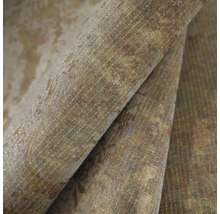 Strukturovaná vliesová tapeta s metalickým efektem a vintage designem v detailním pohledu.