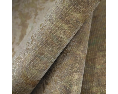 Strukturovaná vliesová tapeta s metalickým efektem a vintage designem v detailním pohledu.