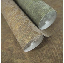 Dvě role strukturované vliesové tapety s vintage vzorem v zemních tónech a zelené barvě.