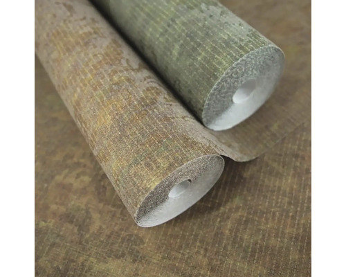 Dvě role strukturované vliesové tapety s vintage vzorem v zemních tónech a zelené barvě.