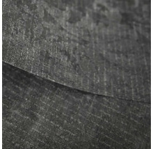 Detailní pohled na strukturovanou dlaždici v tmavě šedé barvě s kamenným vzhledem.