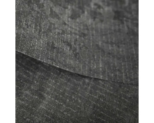 Detailní pohled na strukturovanou dlaždici v tmavě šedé barvě s kamenným vzhledem.