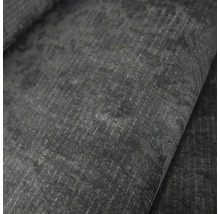 Detailní záběr na tmavě šedý koberec s tkanou strukturou a vintage vzorem.