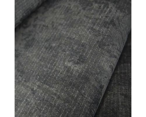 Detailní záběr na tmavě šedý koberec s tkanou strukturou a vintage vzorem.