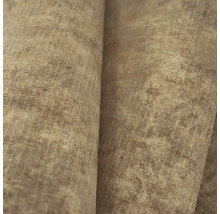 Detailní záběr strukturované tapety se vzhledem kamene nebo látky ve vintage stylu.
