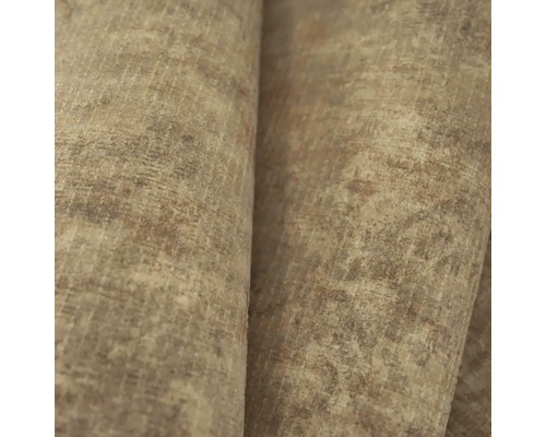 Detailní záběr strukturované tapety se vzhledem kamene nebo látky ve vintage stylu.