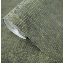 Role strukturované vliesové tapety v tmavě zelené barvě s jemným pruhovaným vzorem a vintage vzhledem.