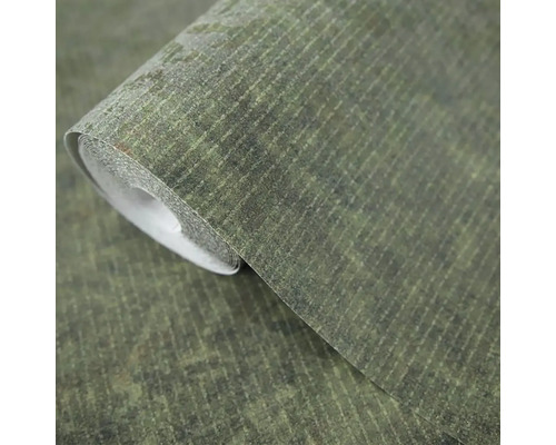 Role strukturované vliesové tapety v tmavě zelené barvě s jemným pruhovaným vzorem a vintage vzhledem.