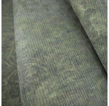 Strukturovaná vliesová tapeta se svislými liniemi a industriálním vzorem.